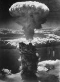 Nuvem atômica se elevando sobre Nagasaki, no Japão
