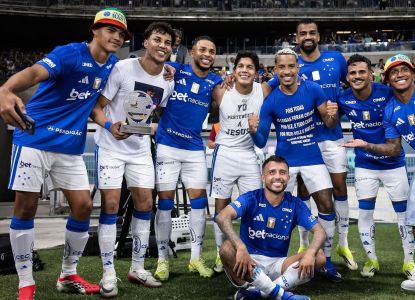 Kauã Prates (esquerda) em celebração de título pelo Cruzeiro