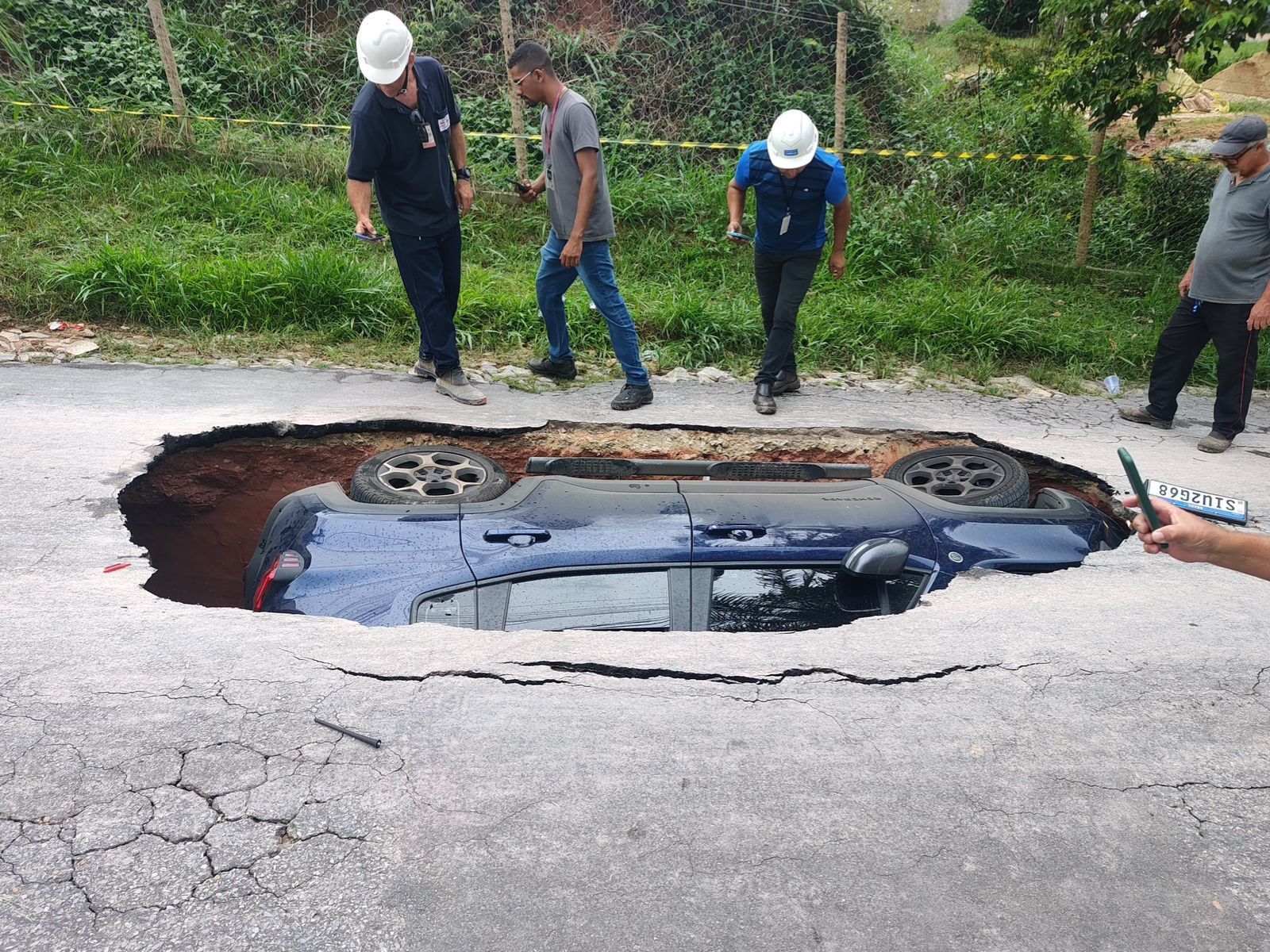 Carro é 'engolido' por cratera no asfalto na Grande BH; veja o vídeo