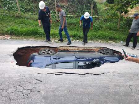 Asfalto 'engoliu' completamente o carro