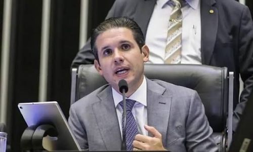 Regulamentação de apps pode ir ao plenário até abril, afirma Hugo Motta após reunião com governo