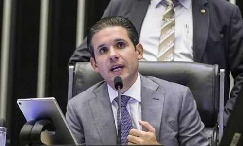 Regulamentação de apps pode ir ao plenário até abril, afirma Hugo Motta após reunião com governo