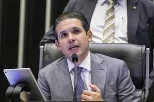 Hugo Motta quer votar projeto do fim da escala 6x1 na próxima semana