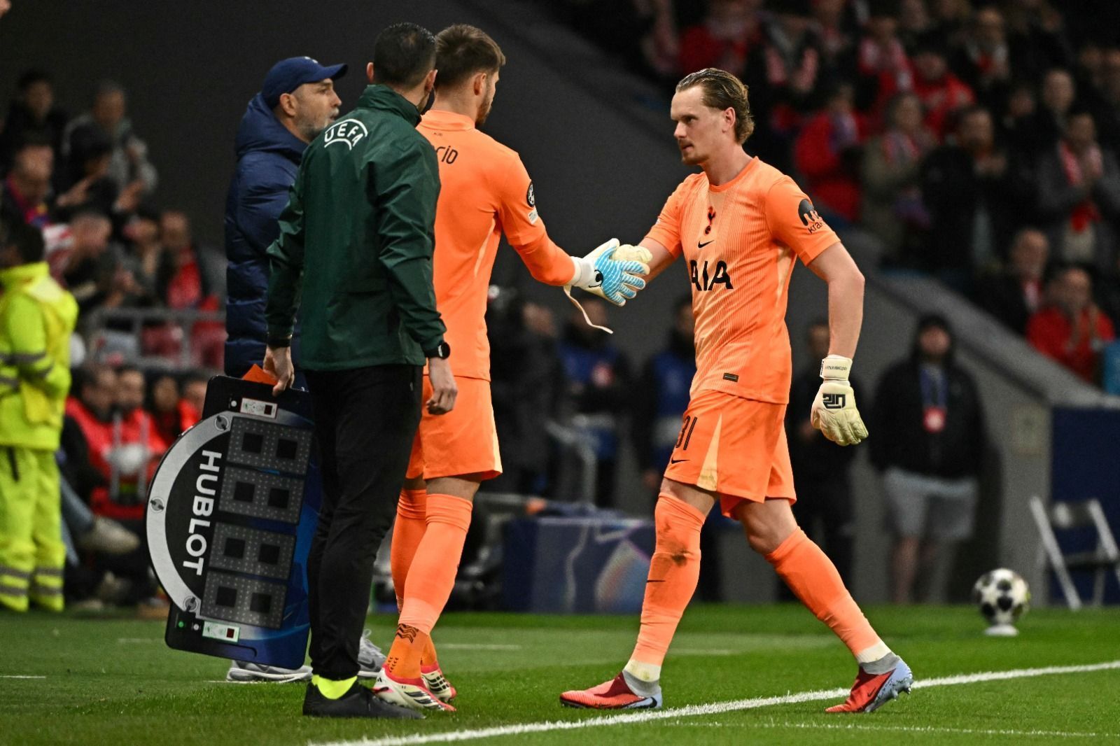 Goleiro do Tottenham é substituído em apenas 15 minutos após falhas bizarras
