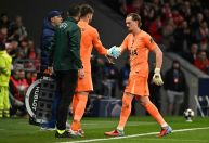 Goleiro do Tottenham é substituído em apenas 15 minutos após falhas bizarras