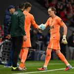 Goleiro do Tottenham é substituído em apenas 15 minutos após falhas bizarras