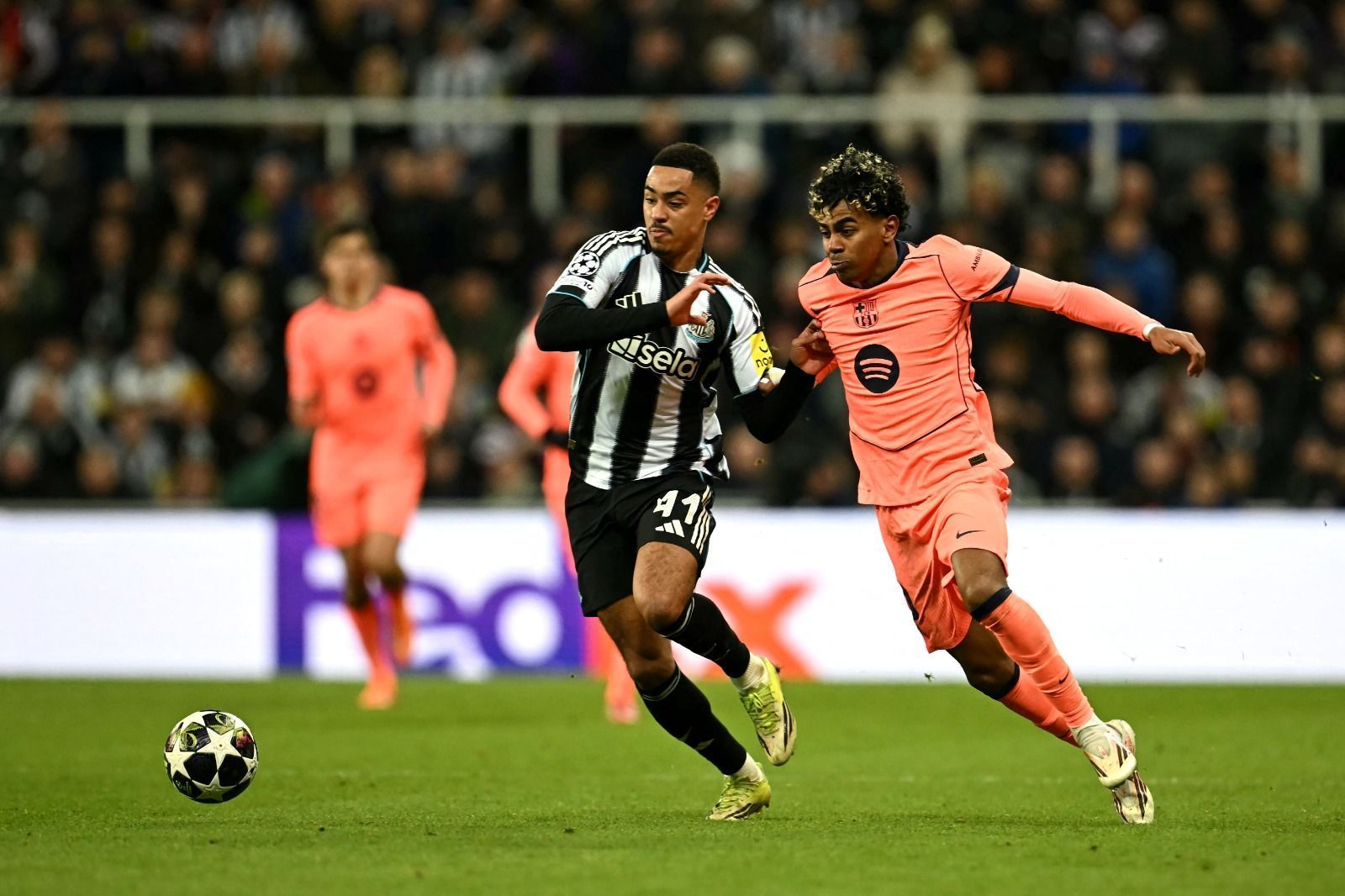 Barcelona busca empate com Newcastle no fim, e vaga nas quartas da Champions fica aberta