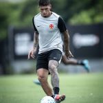 Zagueiros disputam posição de titular no Vasco para a estreia de Renato