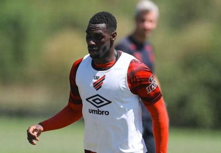 Carlos Terán é titular absoluto na zaga do Athletico-PR