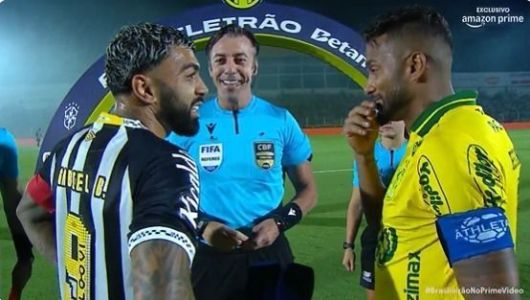 Gabigol brinca com Reinaldo após árbitro fazer referência à pancadaria de Cruzeiro x Atlético