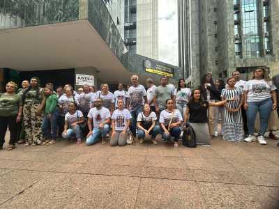 Atingidos pelas tragédias de Brumadinho e Mariana fazem vigília em frente ao Tribunal Regional Federal da 6ª Região (TRF-6)