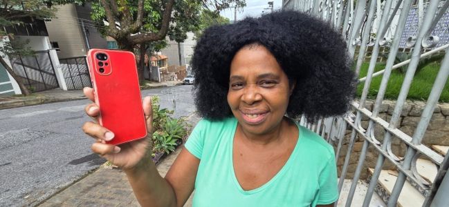 Yoná Cândida, de 55 anos, recuperou celular roubado por ladrão no Move de BH e foi aplaudida por passageiros