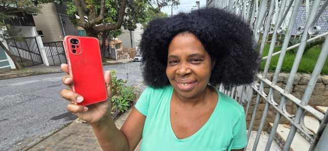 Yoná Cândida, de 55 anos, recuperou celular roubado por ladrão no Move de BH e foi aplaudida por passageiros