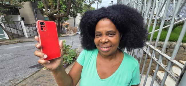 Yoná Cândida, de 55 anos, recuperou celular roubado por ladrão no Move de BH e foi aplaudida por passageiros