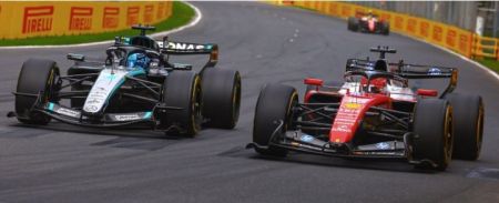 George Russell (à esq.), da Mercedes, e Charles Leclerc (à dir.), da Ferrari, em ação durante o GP da Austrália