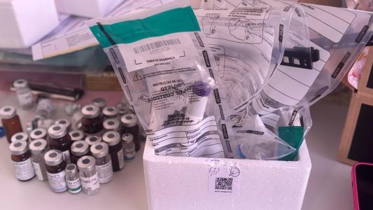 Ação identificou medicamentos vencidos, produtos sem registro na Anvisa e substâncias sem autorização para comercialização no Brasil