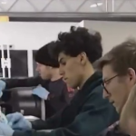 Fórmula 1: Bortoleto viraliza nas redes após ajudar mecânicos da Audi na limpeza de rodas