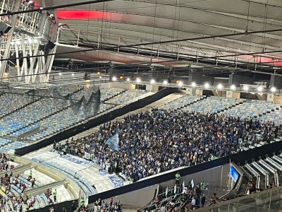 Torcida do Cruzeiro marca presença no Maracanã em partida contra o Flamengo