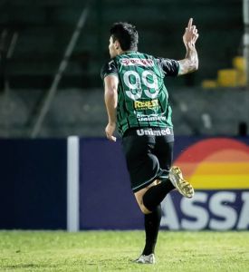 Caíque, do Maringá, comemora gol marcado diante do Uberlândia