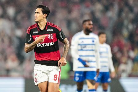 Pedro comemora gol pelo Flamengo sobre o Cruzeiro