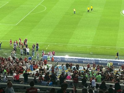 Torcida do Flamengo hostiliza Marcão, pai de Gerson, no Maracanã