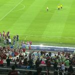 Torcida do Flamengo hostiliza Gerson e arremessa objeto em direção a camarote do pai