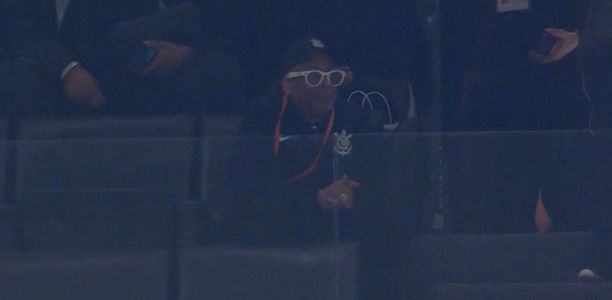 Spike Lee com casaco do Corinthians na Neo Química Arena, em São Paulo, durante jogo pelo Brasileirão contra o Coritiba
