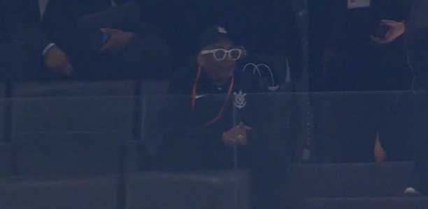 Spike Lee com casaco do Corinthians na Neo Química Arena, em São Paulo, durante jogo pelo Brasileirão contra o Coritiba