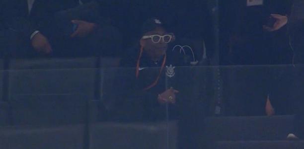 Spike Lee com casaco do Corinthians na Neo Química Arena, em São Paulo, durante jogo pelo Brasileirão contra o Coritiba