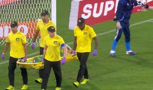 Cássio deixa o jogo contra o Flamengo de maca, com muitas dores • Reprodução/getv