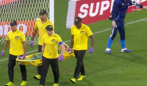 Cássio deixa o jogo contra o Flamengo de maca, com muitas dores no joelho esquerdo • Reprodução/getv