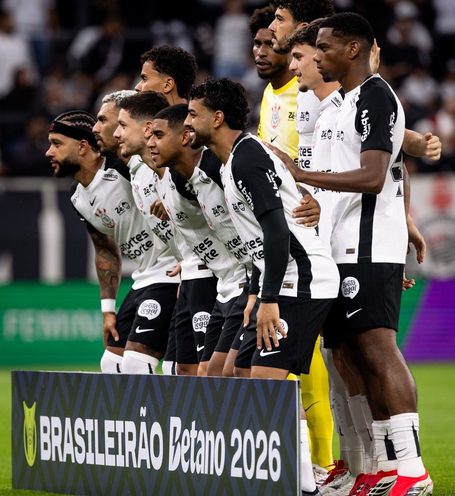 Titular do Corinthians manda recado após protesto da torcida: 'Entregamos dois títulos'