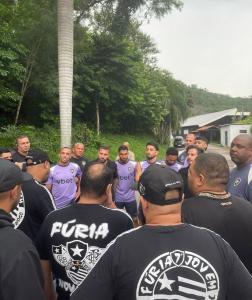 Jogadores do Botafogo são cobrados por integrantes de torcida organizada