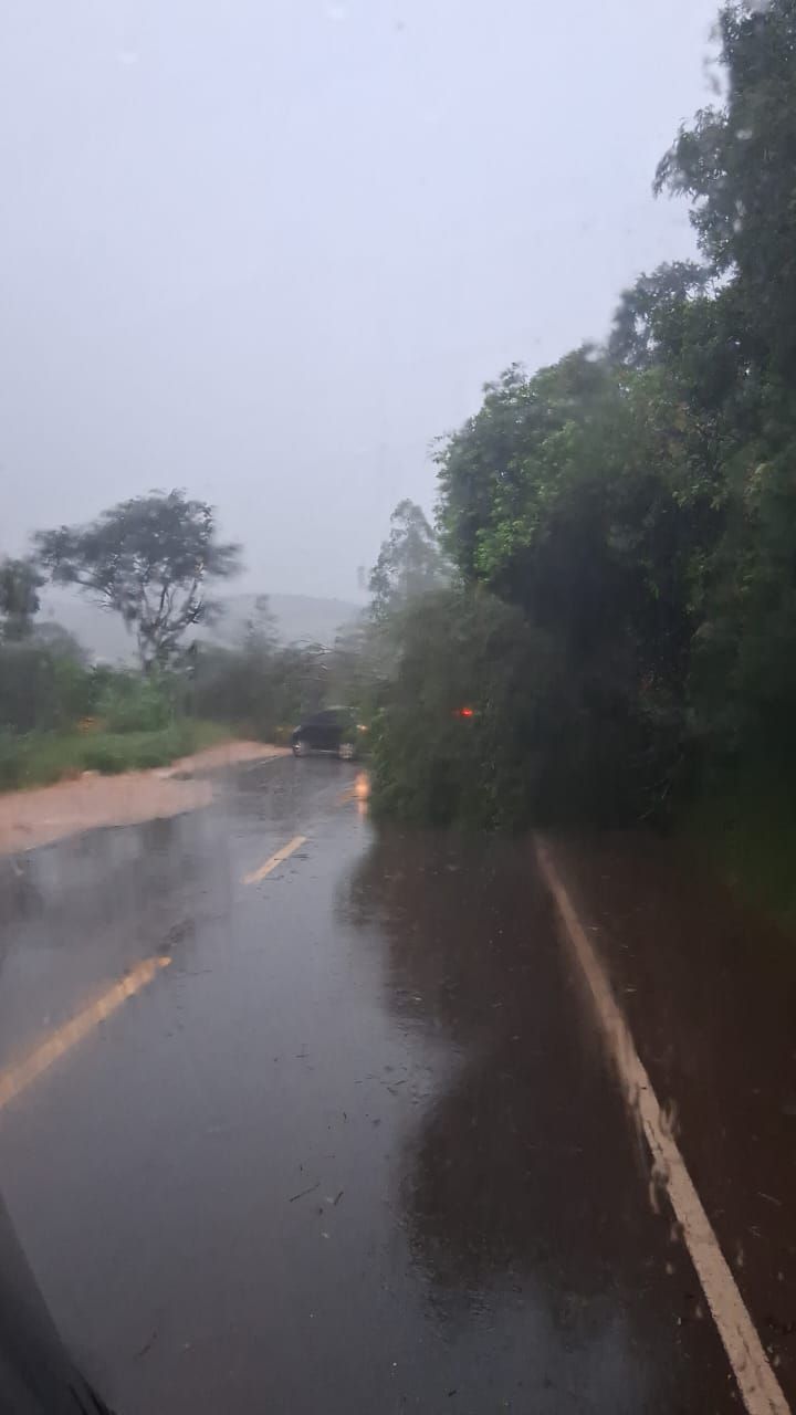 Temporal provoca estragos e coloca cidades da Região dos Inconfidentes em alerta