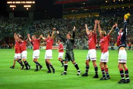 Seleção da Noruega em 1998. Rekdal está de chuteira amarela