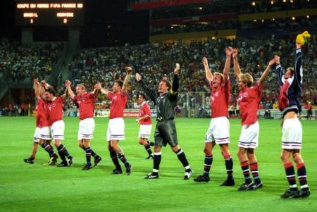 Seleção da Noruega em 1998. Rekdal está de chuteira amarela
