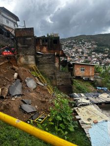 Parte da Rua Francisco Isaac, no bairro Alto da Cruz, em Ouro Preto, ficou comprometida após um deslizamento registrado por volta das 2h da madrugada desta sexta-feira (13).