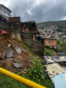 Parte da Rua Francisco Isaac, no bairro Alto da Cruz, em Ouro Preto, ficou comprometida após um deslizamento registrado por volta das 2h da madrugada desta sexta-feira (13).