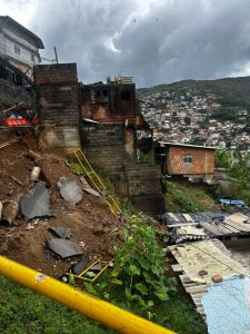 Parte da Rua Francisco Isaac, no bairro Alto da Cruz, em Ouro Preto, ficou comprometida após um deslizamento registrado por volta das 2h da madrugada desta sexta-feira (13).