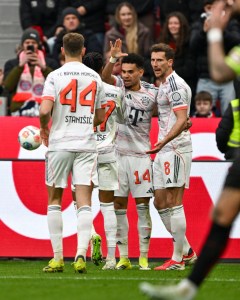 Bayern de Munique comemora gol de Luis Díaz contra o Bayer Leverkusen
