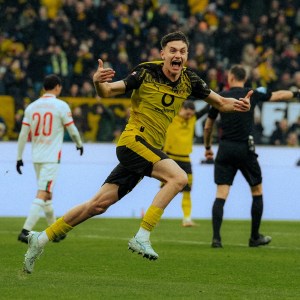 Luca Reggiani comemora gol pelo Borussia Dortmund