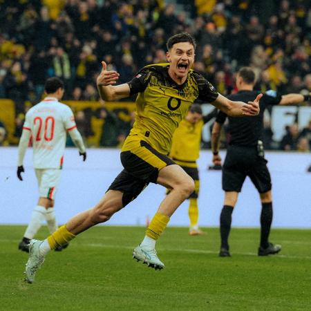 Luca Reggiani comemora gol pelo Borussia Dortmund
