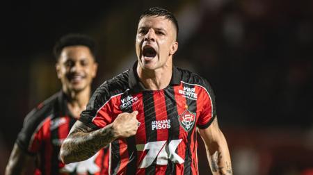 Renato Kayzer comemora gol do Vitória sobre o Atlético