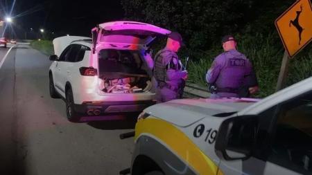 Aparelhos estavam escondidos no porta-malas de um carro abordado após denúncia de transporte irregular de mercadorias