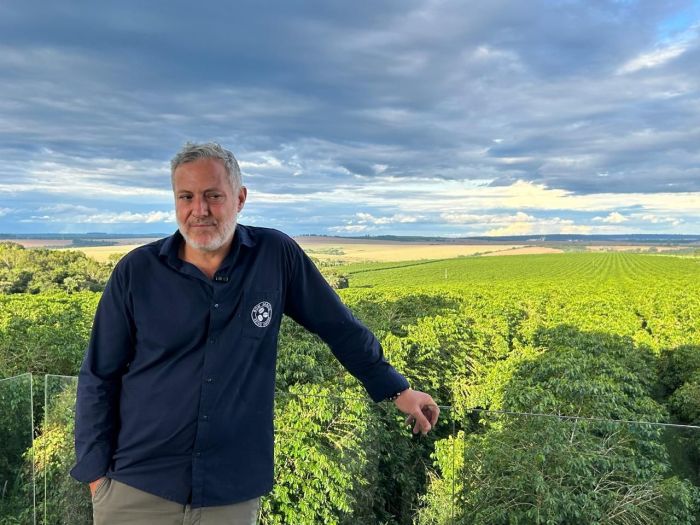 Na Fazenda Bom Jardim Estate Coffee, o produtor Mário Alves Rebehy explica que o cuidado com o meio ambiente, aliado à produtividade e ao uso de agroflorestas, é um caminho sem volta