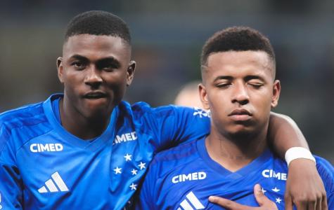 Néiser Villarreal (esq) ao lado de Arroyo (dir) em jogo do Cruzeiro