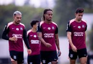Meia do Corinthians entra na lista de Mano Menezes para a Seleção Peruana