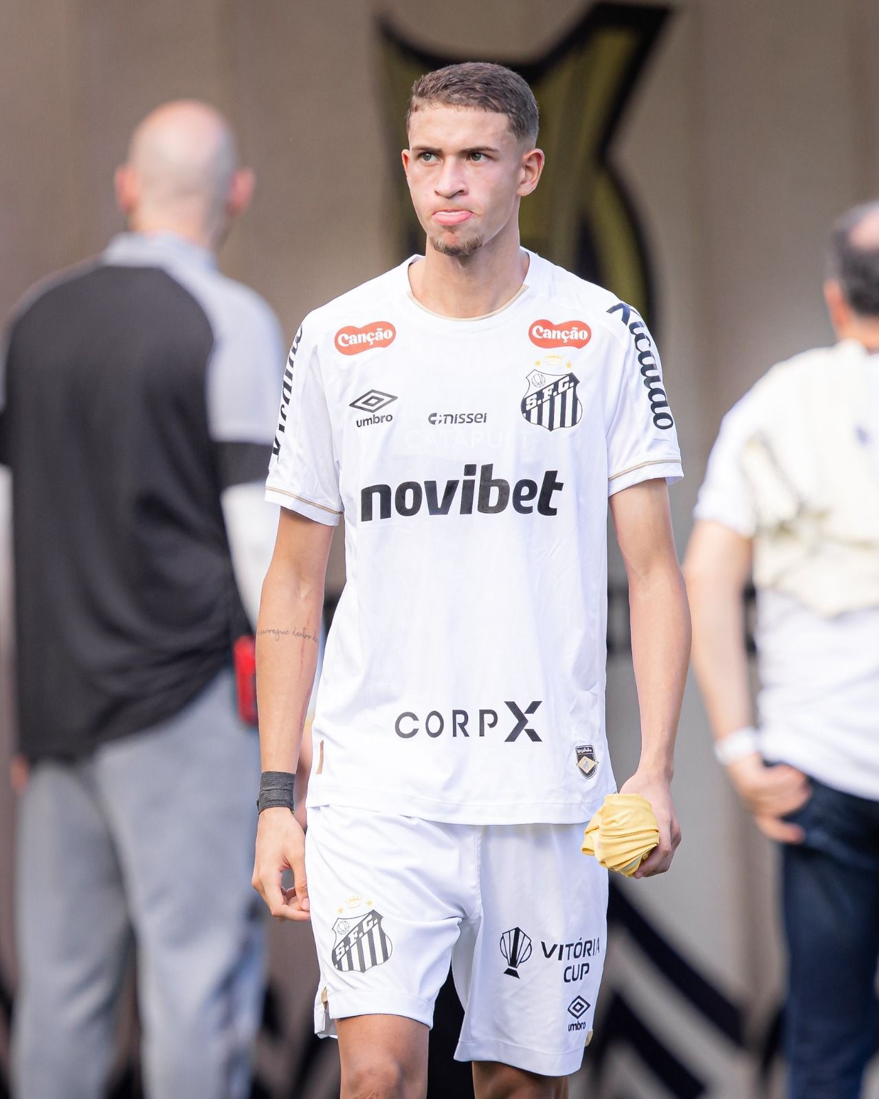 Santos informa grave lesão de lateral-esquerdo; saiba detalhes