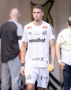 Vinicius Lira, lateral-esquerdo do Santos
