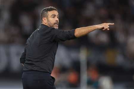 Artur Jorge durante jogo do Botafogo